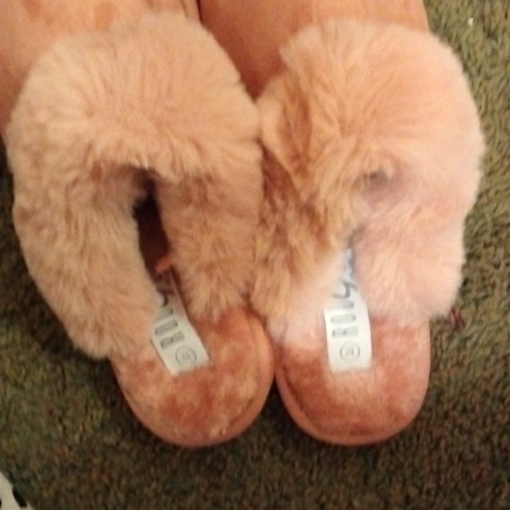 Iam selling my rouge helium slippers